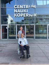 Vor dem Kopernikus-Wissenschaftszentrum