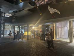 Saal mit dem Liberator im Museum des Warschauer Aufstands