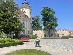 W oddali kasy biletowe