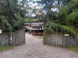 Wejście do Muzeum Archeologicznego w Biskupinie