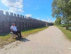 Zrekonstruowany mur obronny