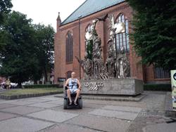 Pomnik Tysiąclecia, zwany również Pomnikiem Milenijnym, stoi przed Bazyliką Konkatedralną Wniebowzięcia Najświętszej Maryi Panny.